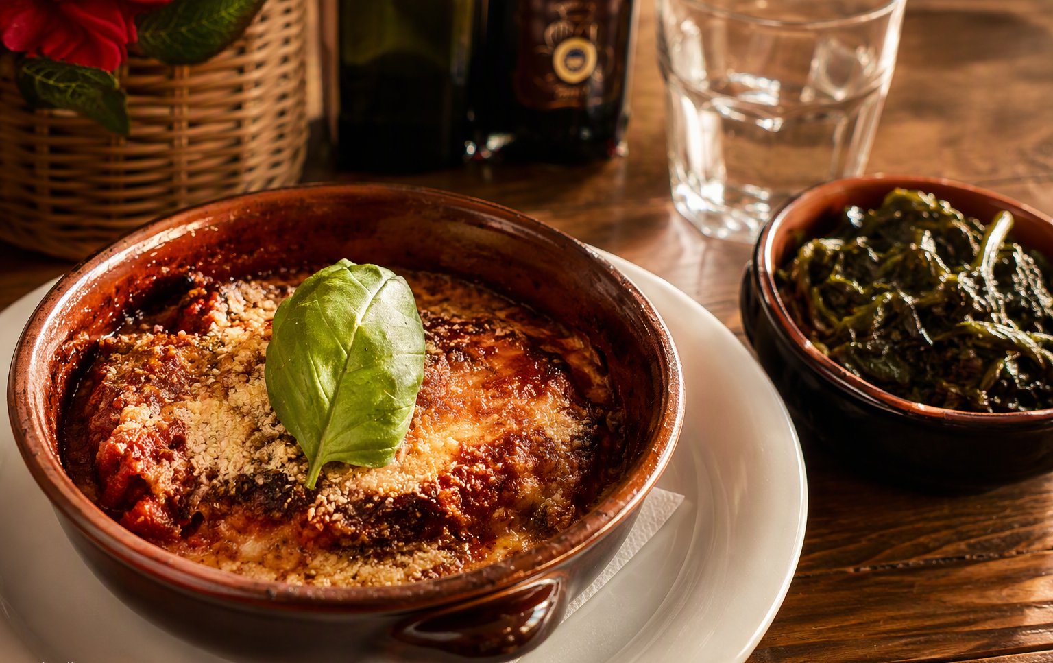 La parmigiana in cocotte di coccio con le verdure